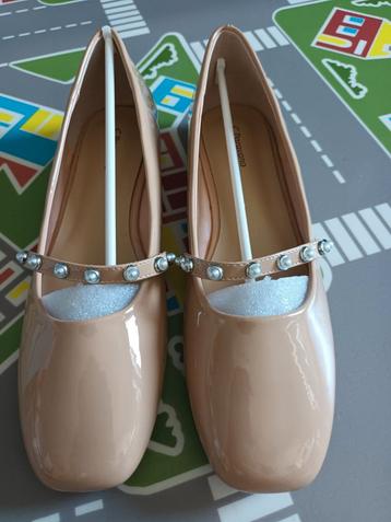 Nieuwe Mary Jane-ballerina's voor dames — beige lak — parels beschikbaar voor biedingen