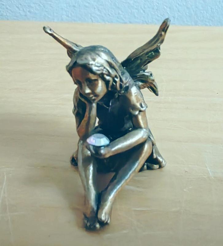 Figurine Fée Assise Style Bronze 3cm Collection héroïque fan, Bijoux, Sacs & Beauté, Broches, Bronze, Enlèvement ou Envoi