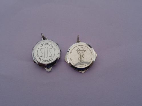 2 medische medaillons, Handtassen en Accessoires, Kettinghangers, Gebruikt, Zilver, Zilver, Ophalen of Verzenden