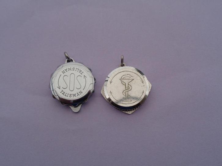 2 medische medaillons, Handtassen en Accessoires, Kettinghangers, Gebruikt, Zilver, Zilver, Ophalen of Verzenden