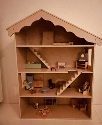 Oudroze poppenhuis met meubels + popjes  beschikbaar voor biedingen