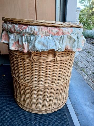 Rieten wasmand beschikbaar voor biedingen