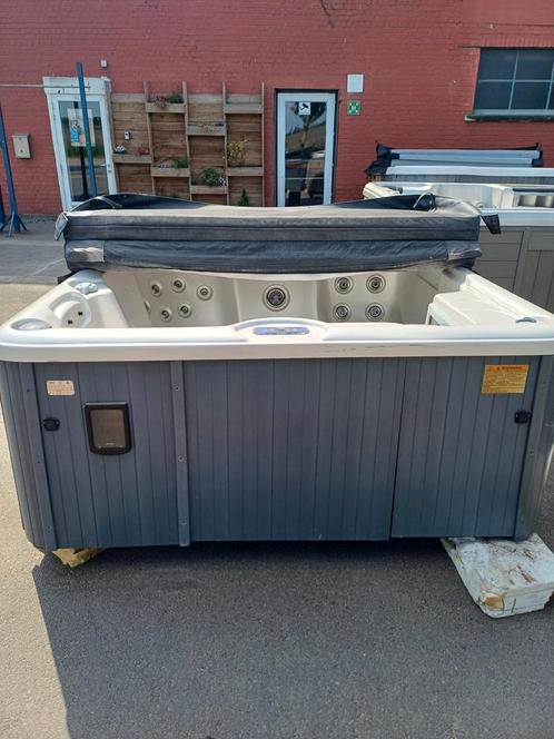 Jacuzzi.  Gratis geleverd geplaatst, Tuin en Terras, Zwembad-toebehoren, Ophalen of Verzenden