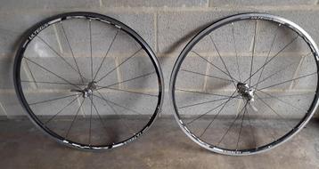 Fietswiel voorwiel shimano 6700 achterwiel defect beschikbaar voor biedingen