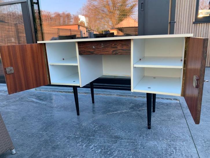 Vintage bureau in bruin en wit, Huis en Inrichting, Bureaus, Gebruikt, Bureau, Ophalen