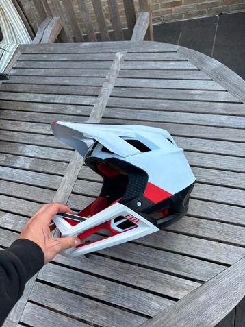Fox rampage helm, Enlèvement, M