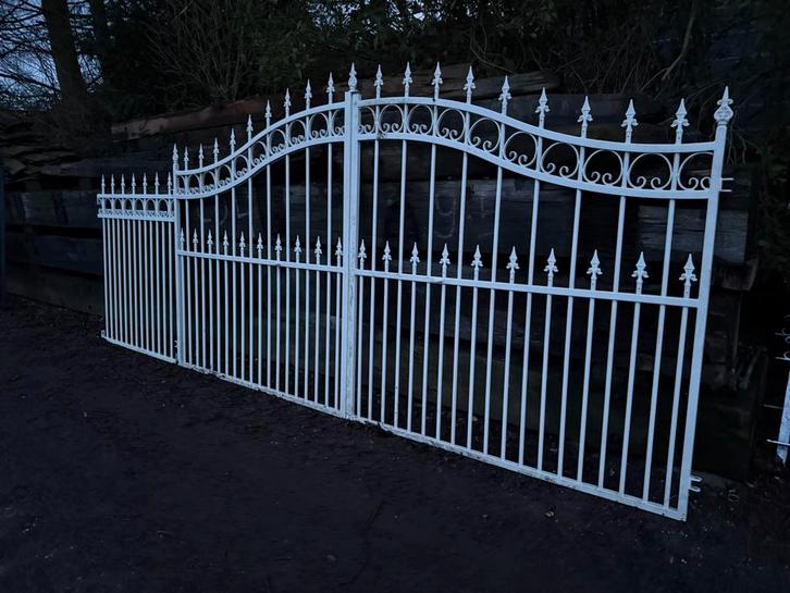 Sierlijke smeedijzeren poort – 330 cm doorgang, Tuin en Terras, Tuinhekken en Hekwerk, Zo goed als nieuw, Ophalen