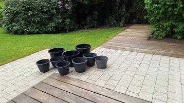 8 Hard-plastieken  bloempotten beschikbaar voor biedingen