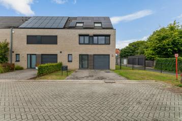 Instapklare halfopen woning met 4 slpk, tuin met zwembad beschikbaar voor biedingen