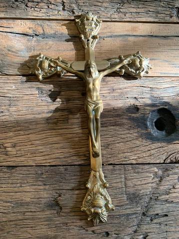 Antiek messing kruisbeeld Art Nouveau altaarstuk beschikbaar voor biedingen