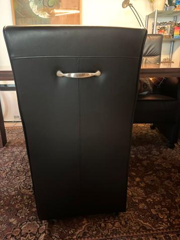 Eetkamerstoelen op wiel beschikbaar voor biedingen