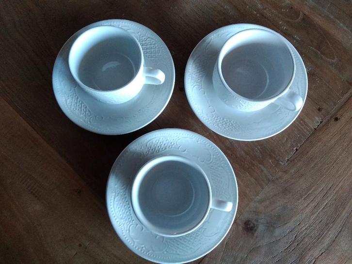 9 Tassen en ondertassen, Huis en Inrichting, Keuken | Servies, Zo goed als nieuw, Kop(pen) en/of Schotel(s), Effen, Porselein