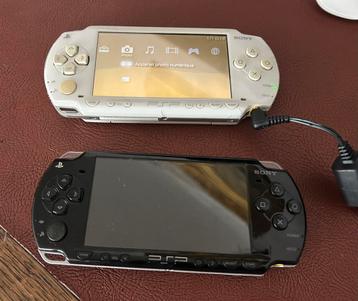 2x PSP Sony 1004 blanche et 2004 noire disponible aux enchères