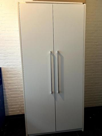 kleerkast  beschikbaar voor biedingen