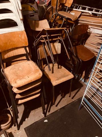 Vintage houten schoolstoelen en stapelstoelen beschikbaar voor biedingen