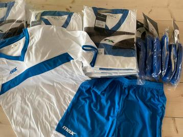 16 tenuetjes Teamwear Max beschikbaar voor biedingen