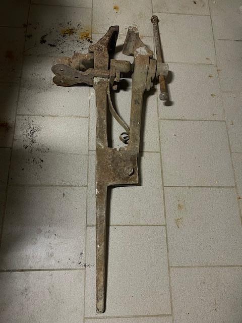 ANCIEN ETEAU PROFESSIONNEL D ATELIER MENUISERIE FORGE 110 CM, Antiquités & Art, Antiquités | Outils & Instruments, Enlèvement