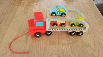 houten truck met auto's beschikbaar voor biedingen