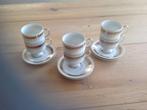 Thee of koffieservies op voet met gouden decoratie., Ophalen