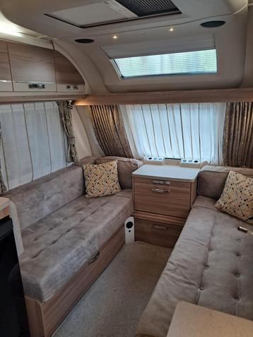 Caravan full option en wintervast beschikbaar voor biedingen