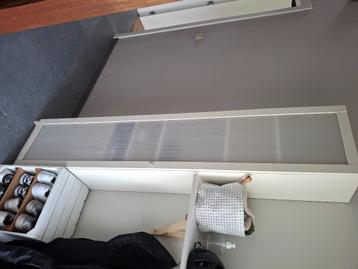 Hoge smalle ikea kast met semi- transparante deur beschikbaar voor biedingen