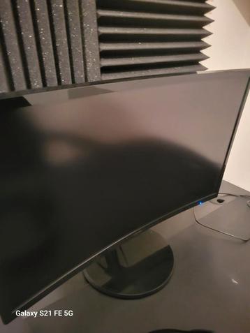 Curved gaming monitor beschikbaar voor biedingen