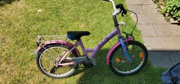 Meisjes fiets / kinder fiets

Model /merk K3
18 inch wielen
 beschikbaar voor biedingen