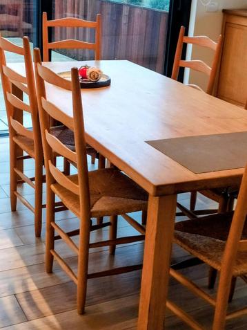 Lichte eiken stoelen beschikbaar voor biedingen