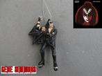 ROCK ACTIE FIGUUR / HANGER GENE SIMMONS - KISS - ALIVE VERSI, Ophalen of Verzenden, Nieuw, Pop, Beeldje of Miniatuur