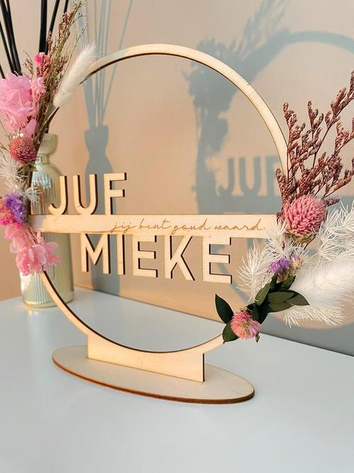 Flowerhoop gepersonaliseerd 23cm juf meester naamcirkel DIY, Hobby & Loisirs créatifs, Articles de fête | Location, Neuf, Enlèvement ou Envoi