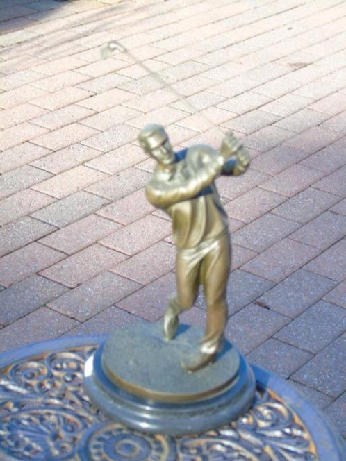 bronzen beeld van een golfer gesigneerd op een ronde marmere, Antiek en Kunst, Antiek | Brons en Koper, Brons, Ophalen