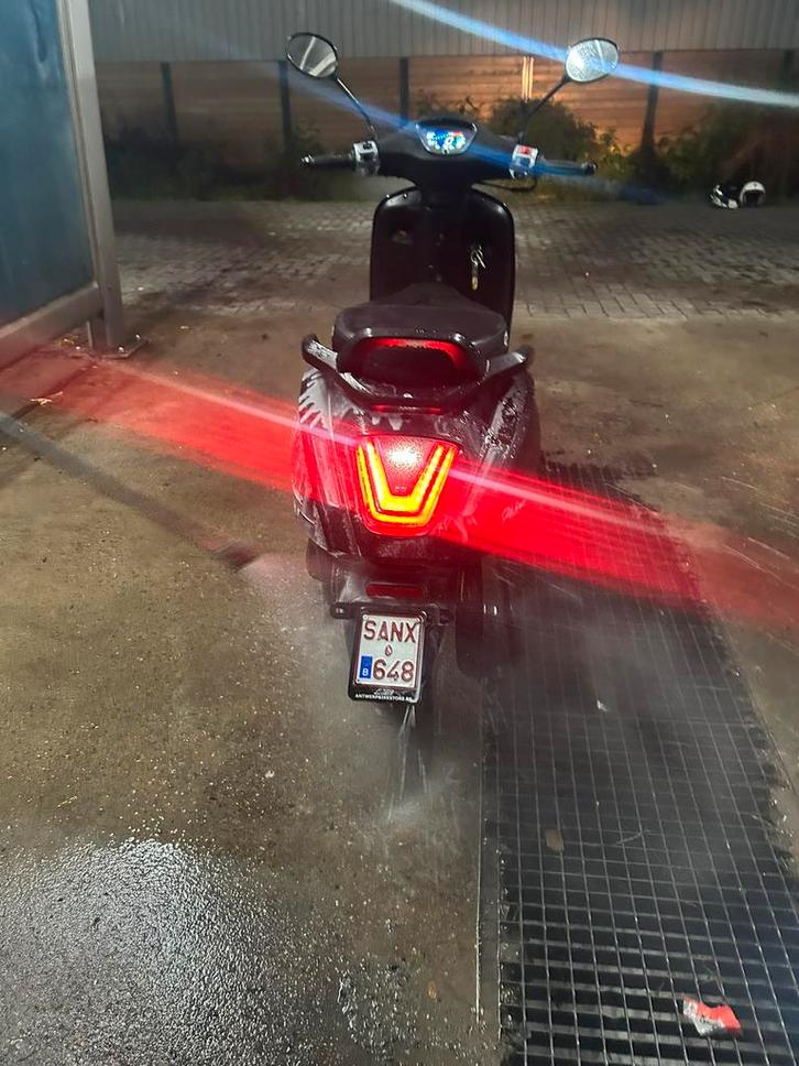 Scooter a klasse, Fietsen en Brommers, Scooters | Piaggio, Zo goed als nieuw, Benzine, Ophalen