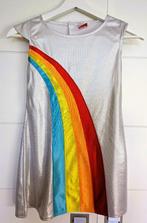 Zilveren K3 regenboogjurk met lichtgevende partystick, Enlèvement ou Envoi, Comme neuf, 134 à 140, Fille