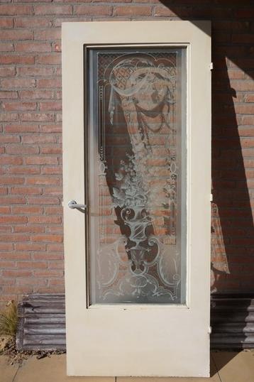 Oude houten deur met geetst glas beschikbaar voor biedingen