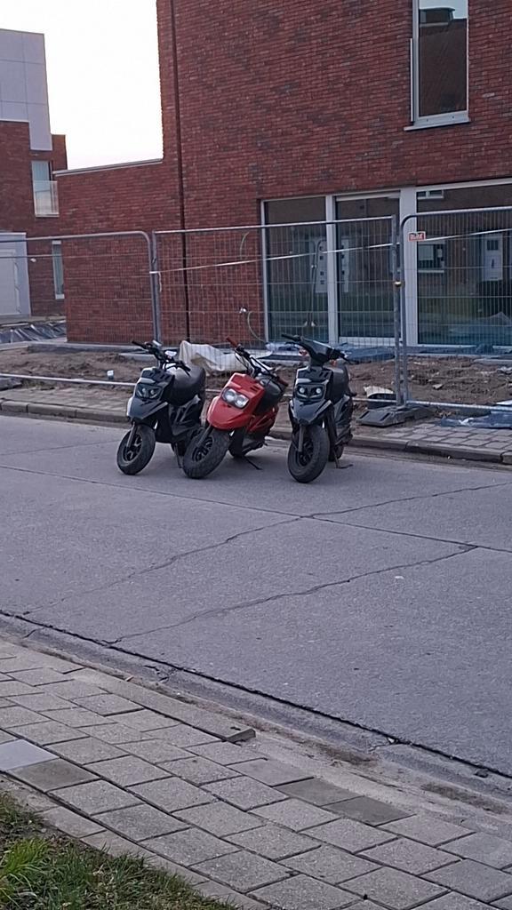 Rode mbk booster a klasse, Fietsen en Brommers, Brommers | Crossbrommers, Ophalen