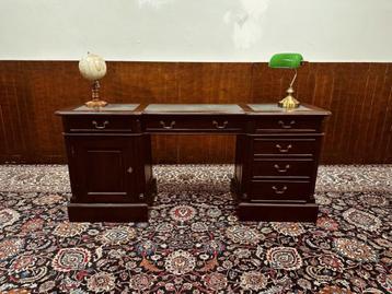 Klassiek Engels Chesterfield Bureau beschikbaar voor biedingen