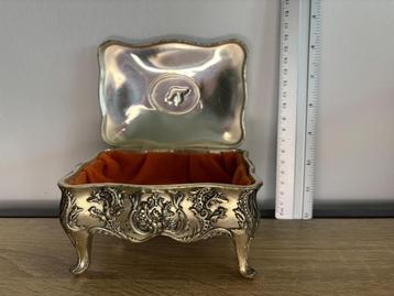 Japanse brocante (vier stuks) beschikbaar voor biedingen