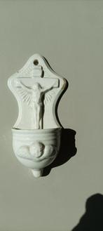 petit bénitier Christ en croix céramique blanc ( 15 x 6 cm ), Antiquités & Art, Antiquités | Objets religieux, Enlèvement ou Envoi