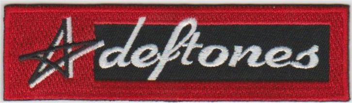 Deftones stoffen opstrijk patch embleem, Verzamelen, Muziek, Artiesten en Beroemdheden, Nieuw, Kleding, Verzenden