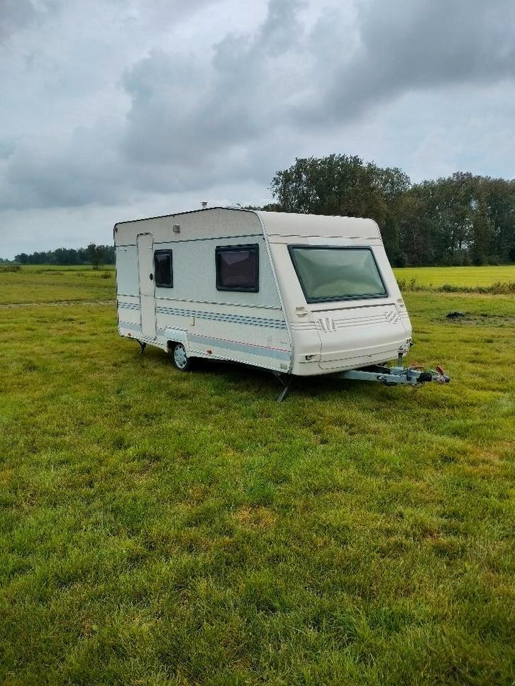 caravan te huur, Caravans en Kamperen, Caravans, Particulier, tot en met 4, 750 - 1000 kg, Treinzit, Dwarsbed, Vast bed, 5 tot 6 meter