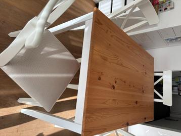 Table avec 4 chaises beschikbaar voor biedingen
