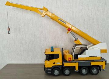 Scania super 560 vrachtwagen van liebherr met hijskraan. beschikbaar voor biedingen