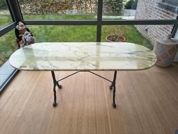 Marmeren tafel met verfijnde gietijzer onderstel  beschikbaar voor biedingen