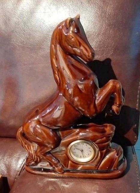 Belle statue de cheval vintage avec horloge intégrée., Antiquités & Art, Antiquités | Horloges, Enlèvement ou Envoi