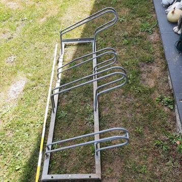 Fietsrek voor 4 fietsen . 140 cm breed . 35 euro . beschikbaar voor biedingen