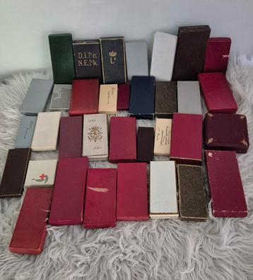 Lot van 34 stuks lege Medaille doosjes beschikbaar voor biedingen