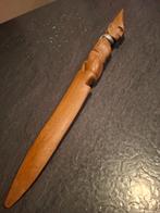 Met de hand uitgesneden houten siermes, Enlèvement