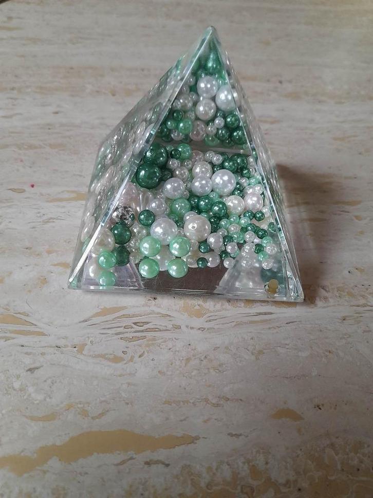 Magische pyramide met groen, witte en metaalkleurige bolletj, Huis en Inrichting, Woonaccessoires | Overige, Gebruikt, Ophalen of Verzenden