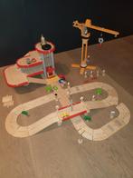 Plan Toys garage + kraan + baan, Kinderen en Baby's, Ophalen, Zo goed als nieuw