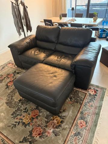Zwart leren tweezit zetel van het merk Italsofa met poef, Enlèvement, Comme neuf